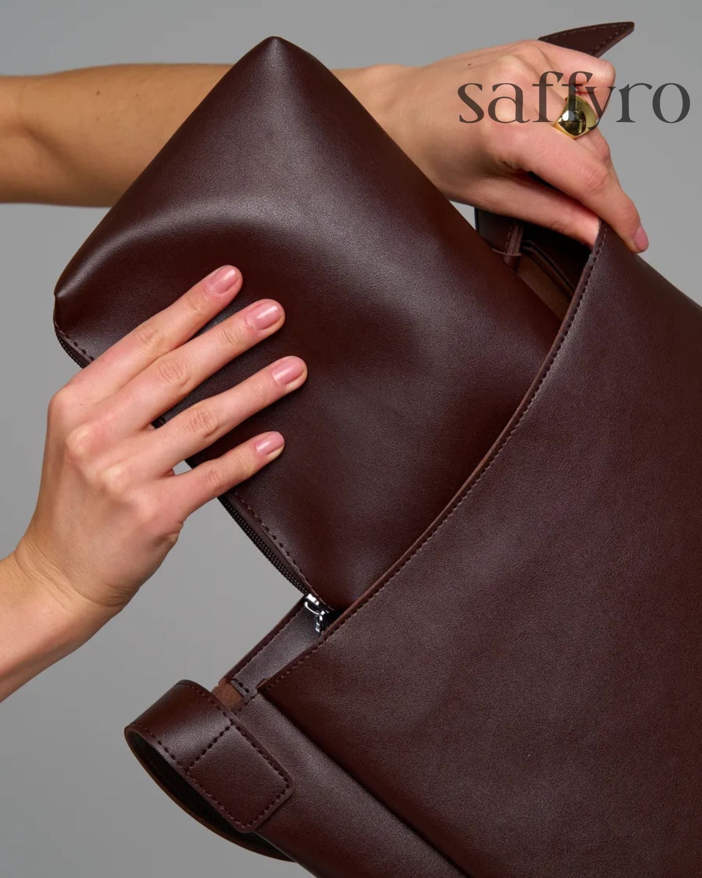 Bolsa Feminina de Couro Luiza Espaçosa com Bolsinha