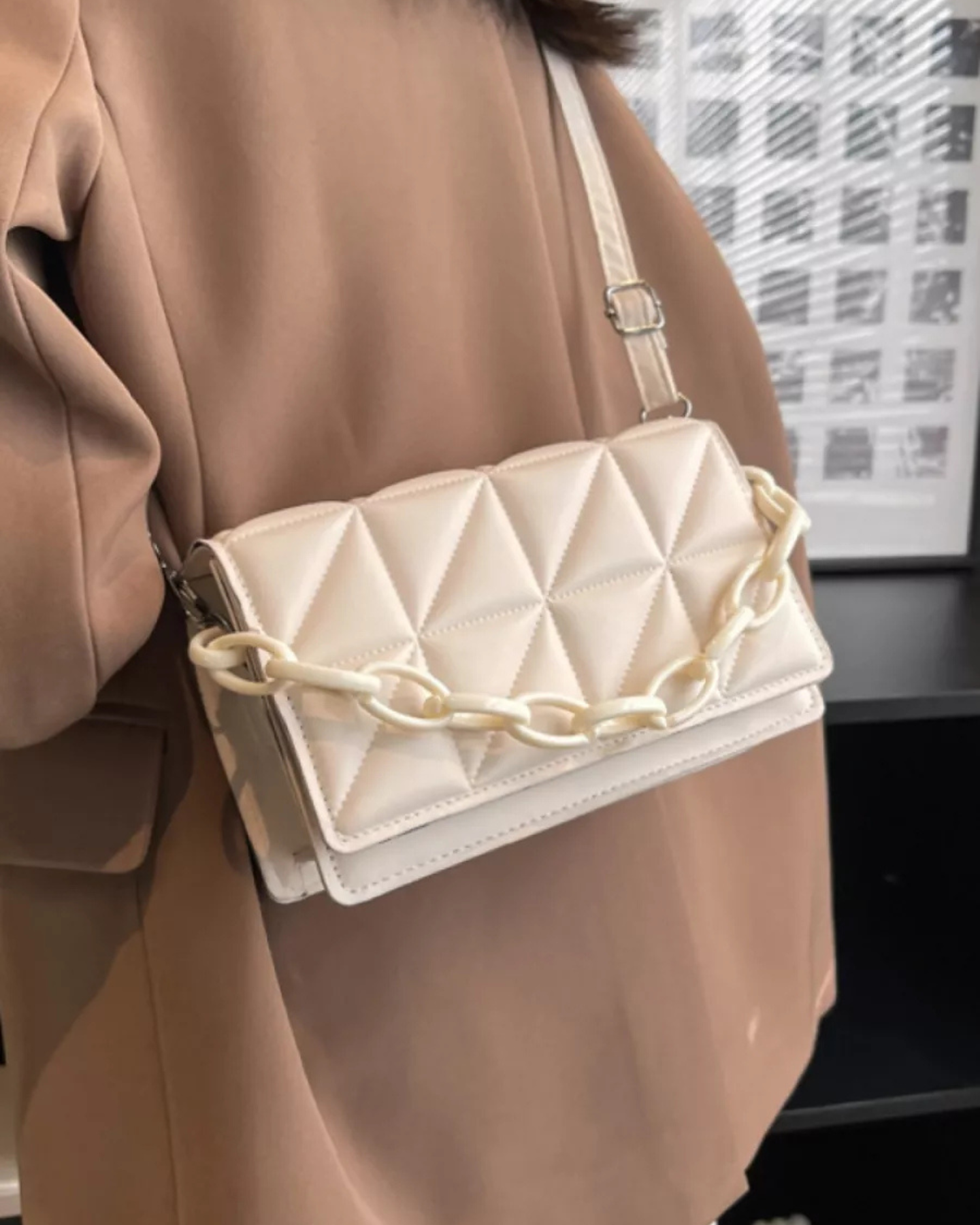 Bolsa Feminina Alça Corrente em Couro