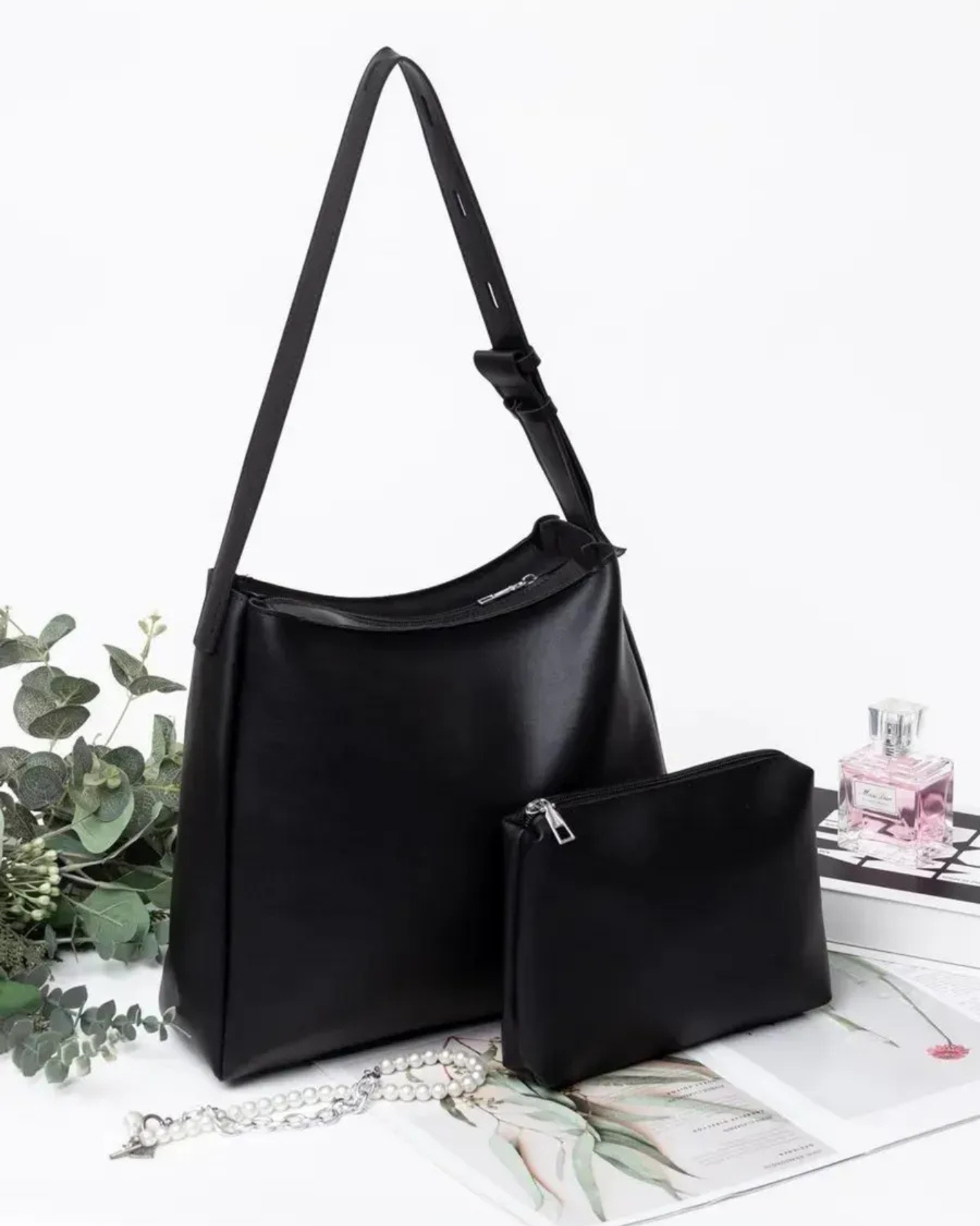 Bolsa Feminina Preta de Couro Luiza Espaçosa com Bolsinha