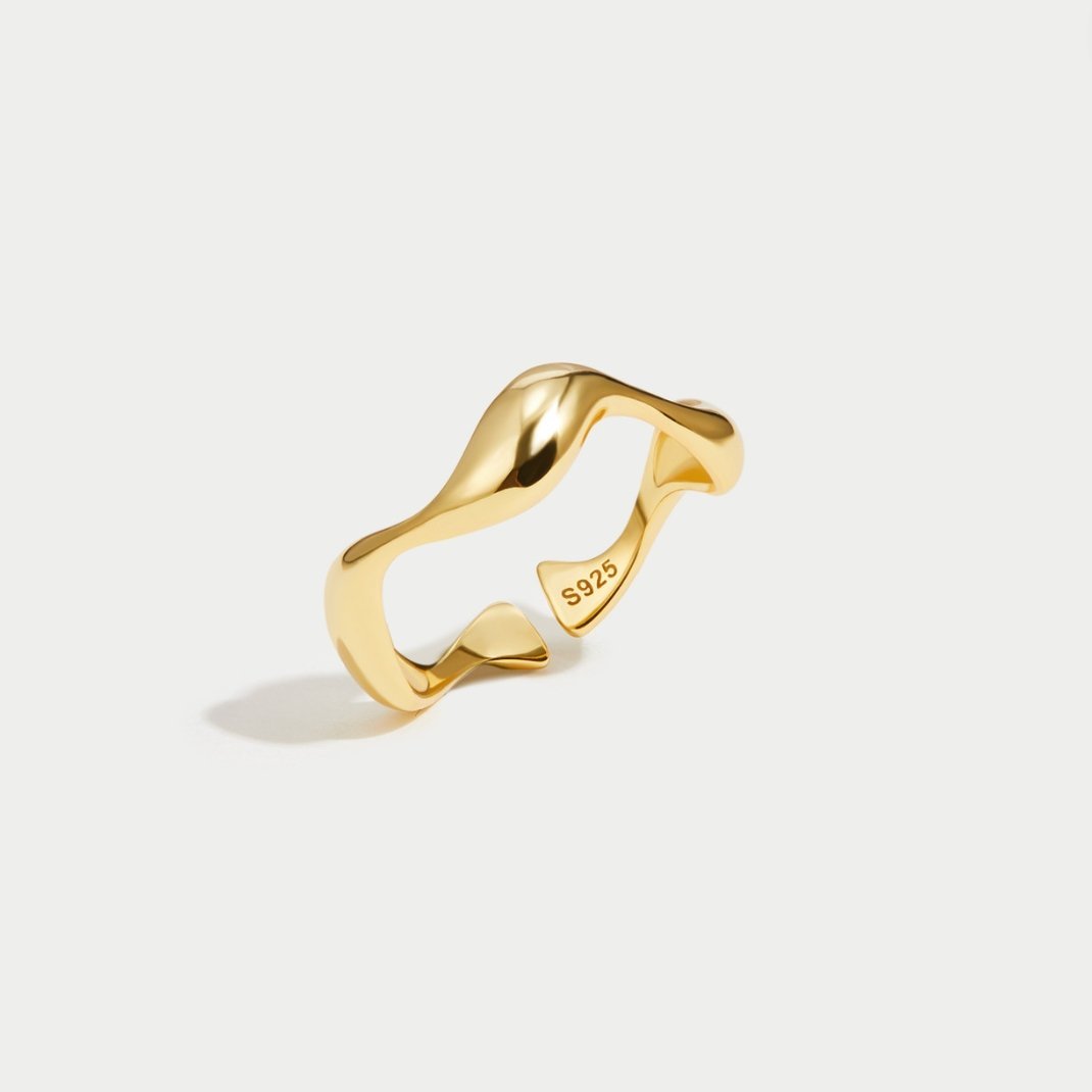 Anel Feminino de Ouro Ondulado.