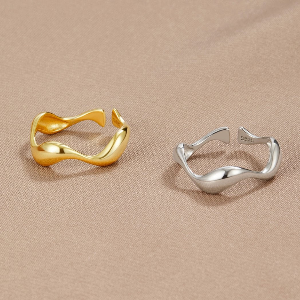 Anel Feminino de Ouro Ondulado.