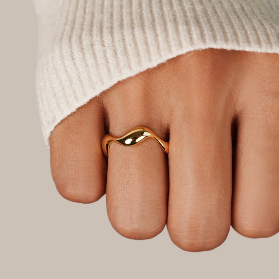 Anel Feminino de Ouro Ondulado.