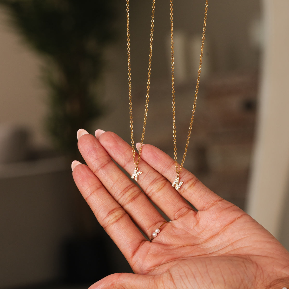 Colar Saffy Inicial Cravejado Banhado Ouro 18K