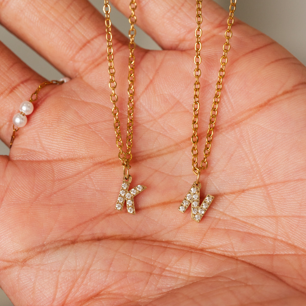Colar Saffy Inicial Cravejado Banhado Ouro 18K