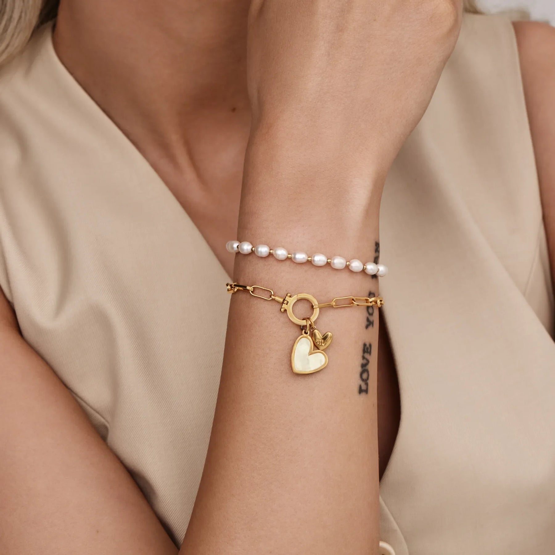 Pulseira Duo Coração com Inicial Personalizável Dourada 18K Saffyro