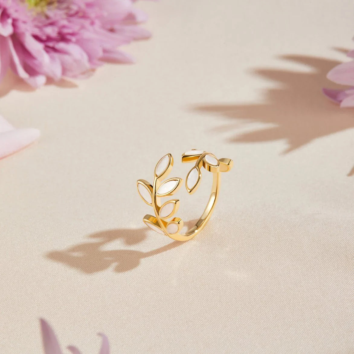 Anel Feminino Dourado de Folhas Brancas