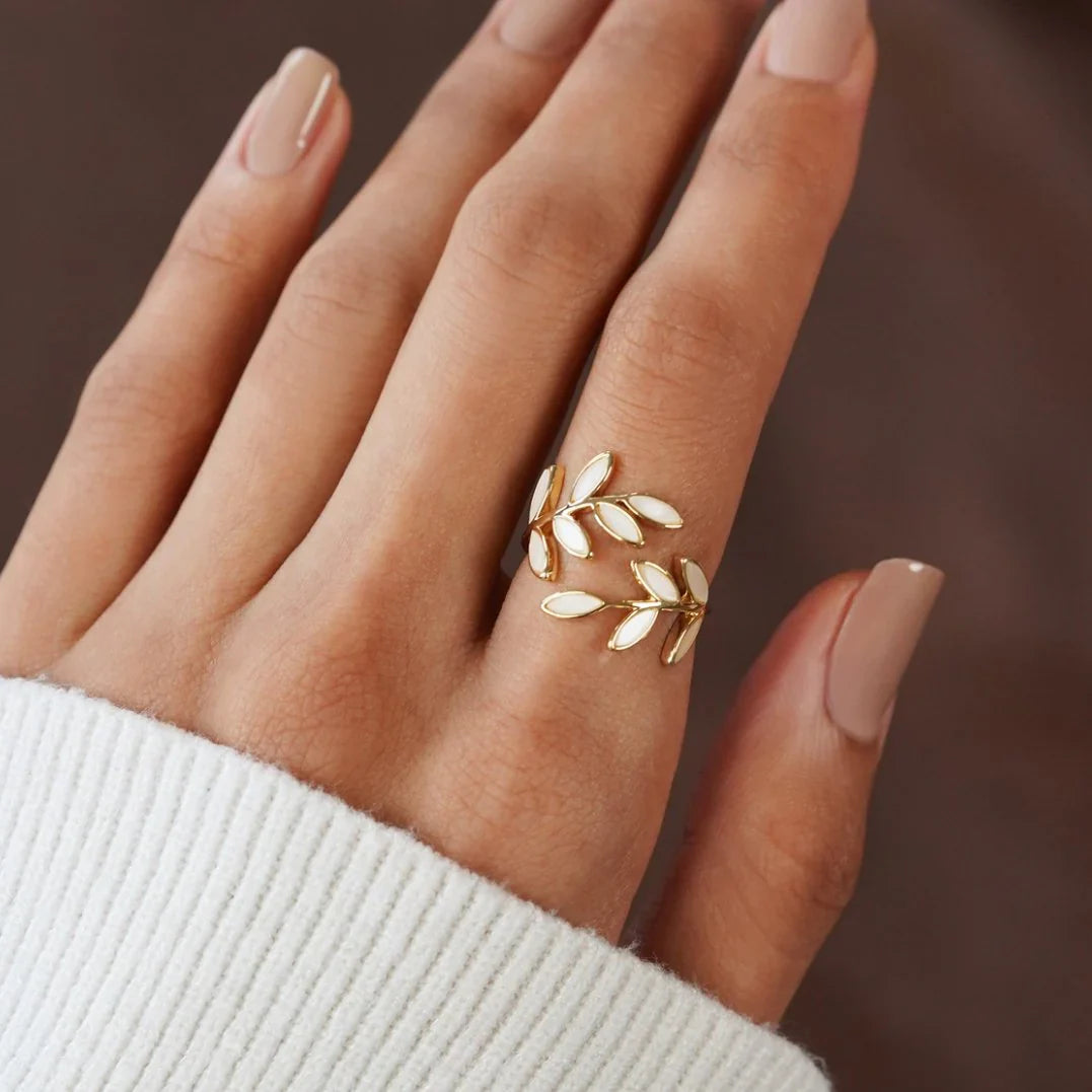 Anel Feminino Dourado de Folhas Brancas