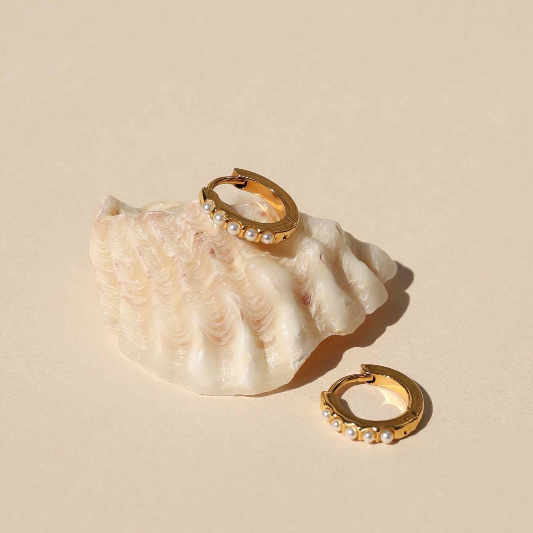 Mini Argolas com Pérola Banhado Ouro 18K