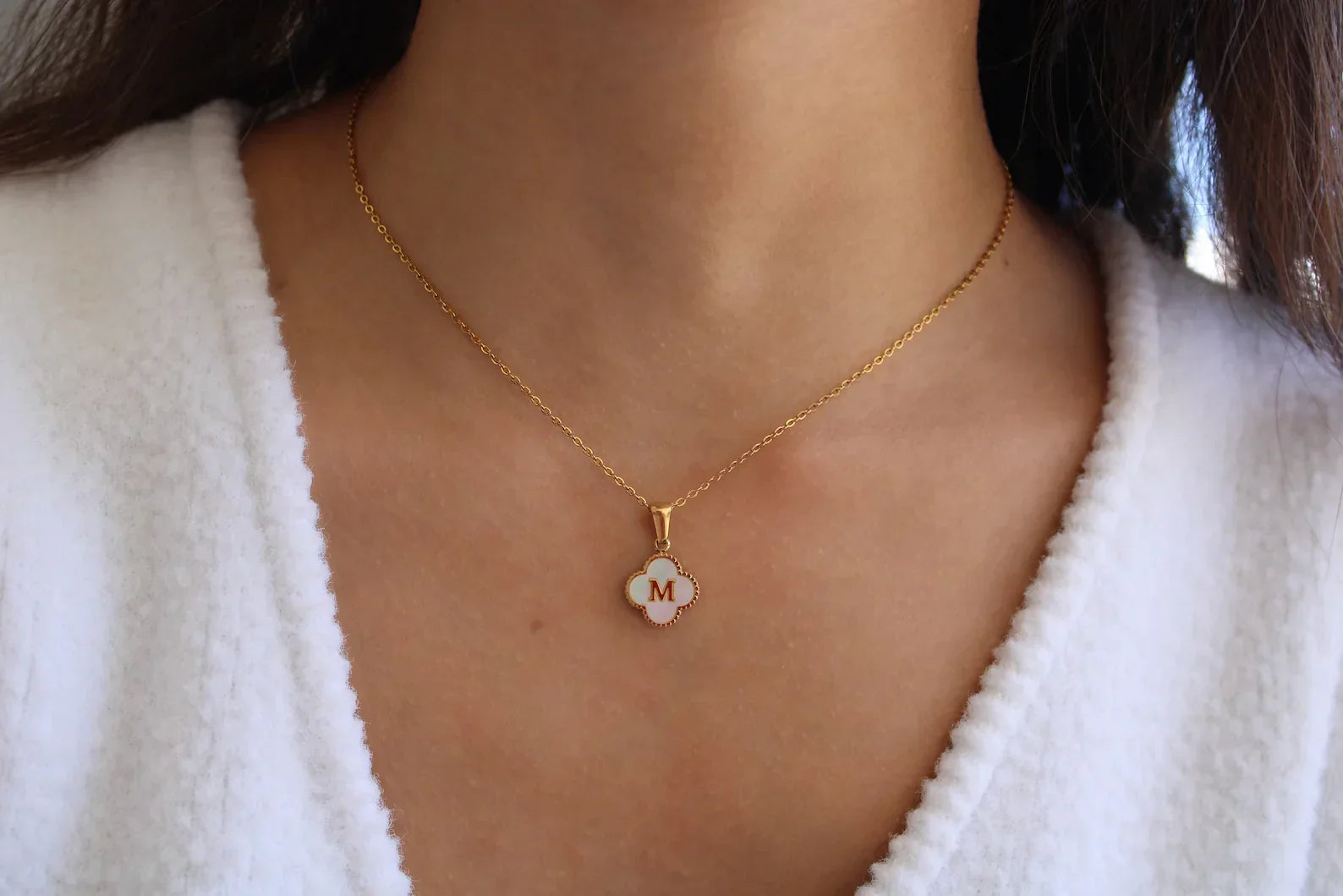 Colar Feminino Dourado Trevo com Inicial