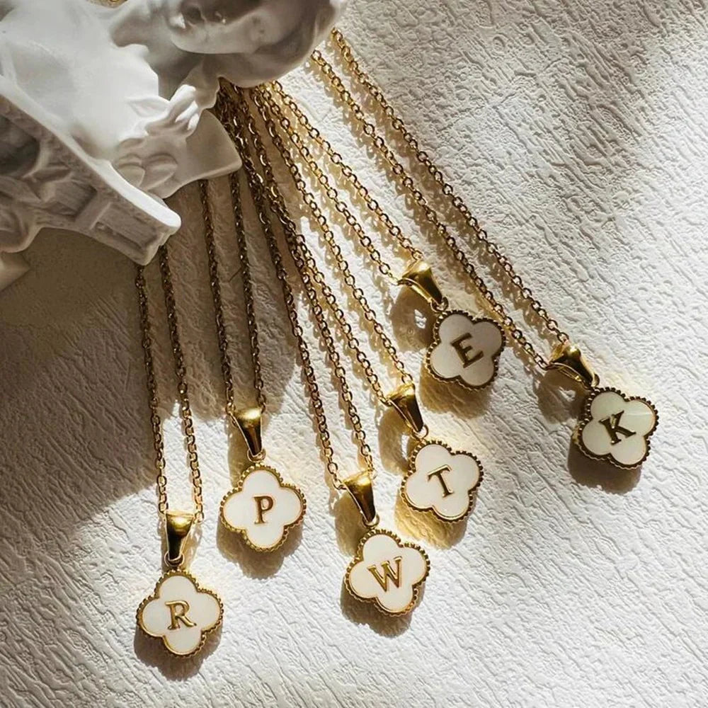 Colar Feminino Dourado Trevo com Inicial