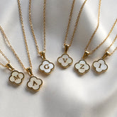Colar Feminino Dourado Trevo com Inicial