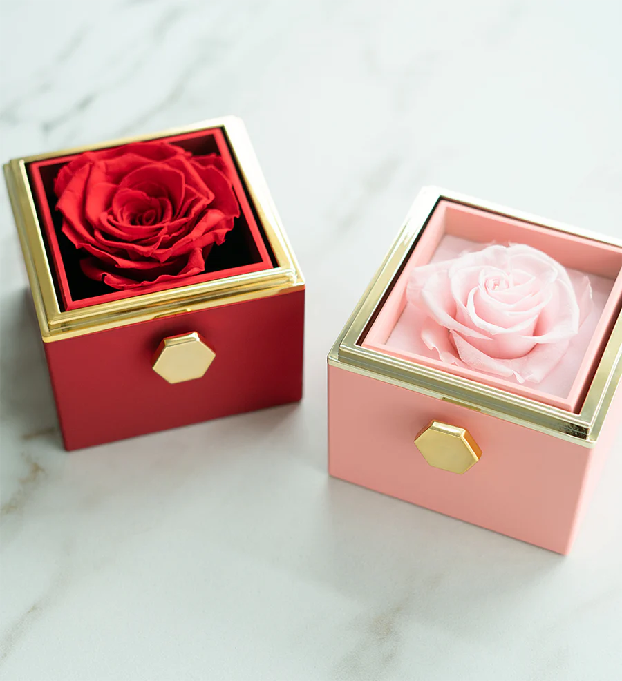Caixa com Rosa Eterna + Anel Solitário Brilhante