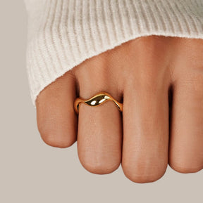 Anel Feminino de Ouro Ondulado.