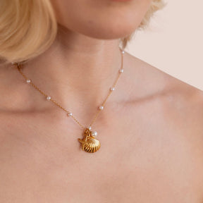 Colar Feminino Dourado com pingente de Concha Aria