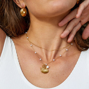 Colar Feminino Dourado com pingente de Concha Aria