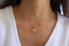 Colar Feminino Dourado Trevo com Inicial
